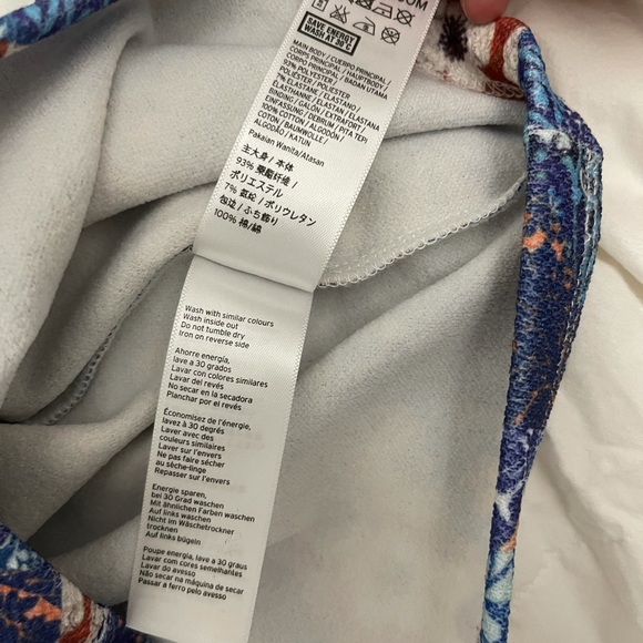 Crop top with cute design and colours - Picture 4 of 4